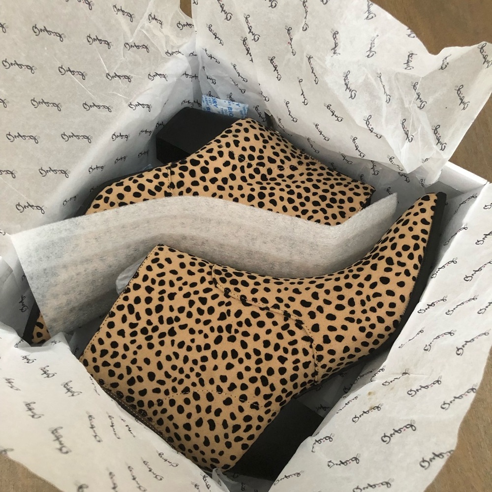 ❌SOLD ❌ Leopard Boots - Picture 7 of 8